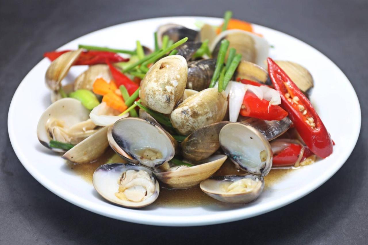 Stir-Fried Clams with Spring Onions
