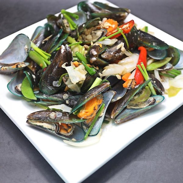 Stir-Fried Mussels with Spring Onions